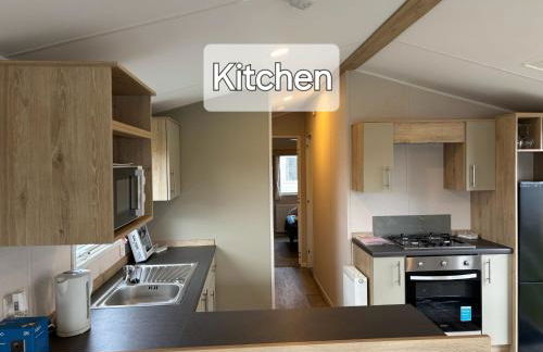 M&B Holiday Home 2025 Cozy Beach side Caravan 4 Beds, 3 Sofa Bed, 7 Sleep, Wifi, Tea and Coffee, Free Parking - Foto 9