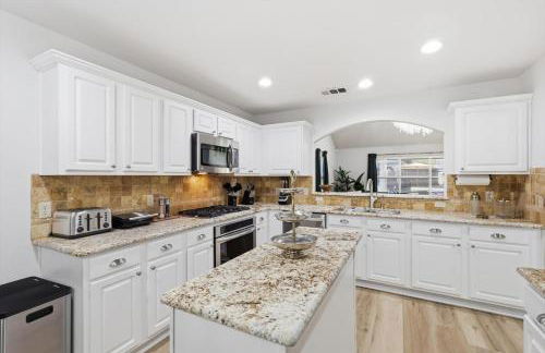 4BR w Pool Cinema Room, Mini Golf & EV - Photo 9