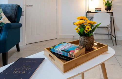 Stylish Innsworth home with garden & parking - Photo 31