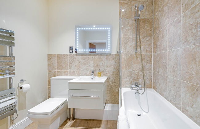 Luxury 3 Bedroom Apartment with Parking - Foto 35