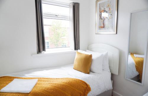 Spacious 3BR Weekend Getaway Home Near Etihad and Coop Live - Free Parking! - Foto 20