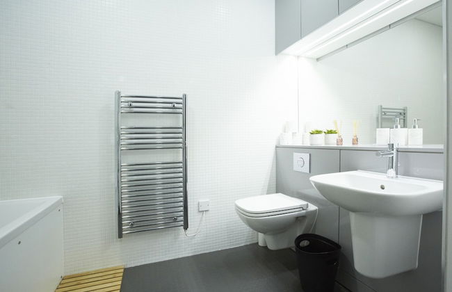 Stylish modern home in Manchester city centre with parking - Photo 44