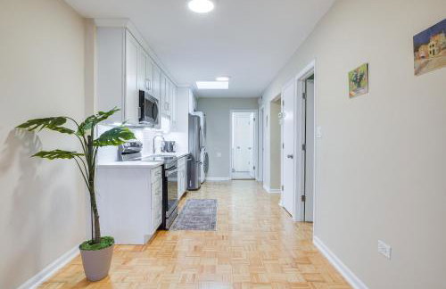 Steps to Shops and Eats Apt in Portage Park! - Foto 8