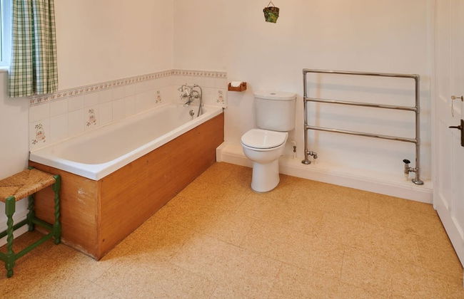 Host Stay Penrheol Farmhouse - Photo 18