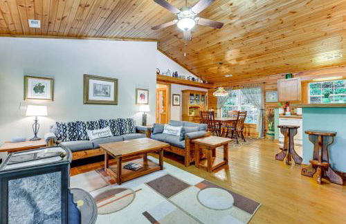 Serene Maggie Valley Retreat with Deck and Hot Tub! - Foto 5