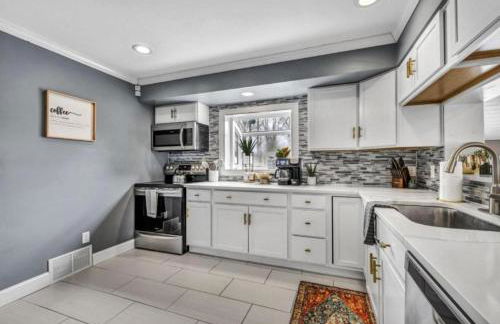 Swim and Relax In our Pool and Hot Tub and Recently Renovated - Foto 2