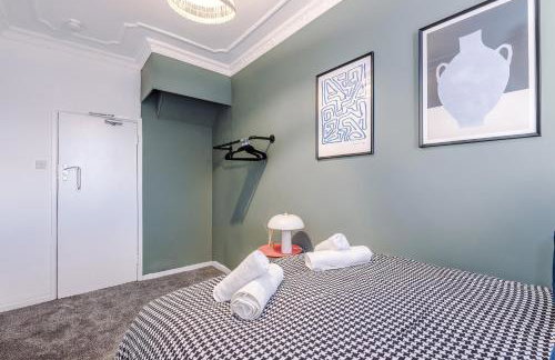 BIG House for Business Stays in Barnsley with 6-bedrooms & 8 Beds by PureStay - Foto 29