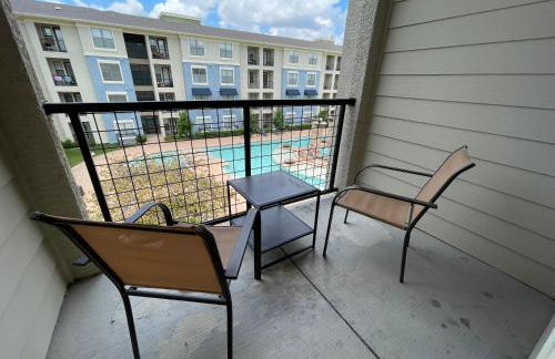 Centrally-Located 1BR Suite with Resort Pool View - Foto 6