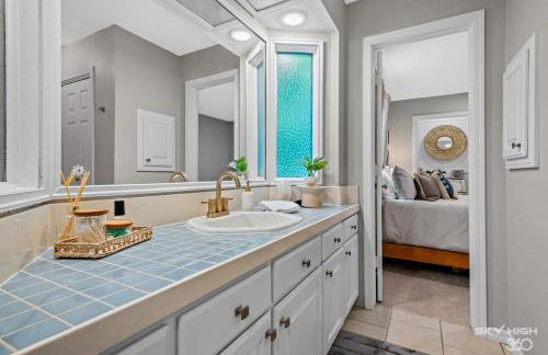 Creekside Oasis - 5BR Retreat with Pool & Hot Tub - Foto 16