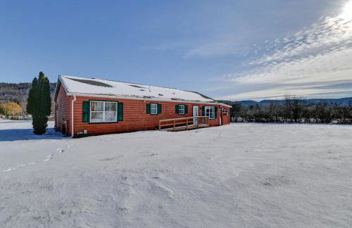 Waterfront Lake George Retreat with Shared Dock - Foto 1