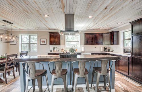 Tranquil Lakefront Cabin Fire Pit, Grill and Patio - Foto 10