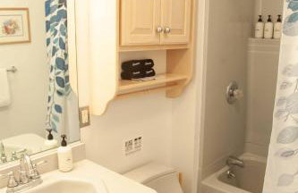 Katies Cottage Lakefront Stay with Hot Tub and Kayaks - Foto 20