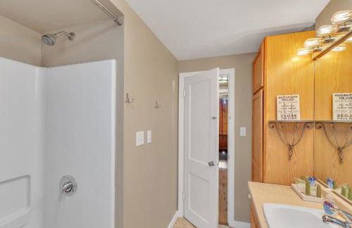 Downtown 2 Story Property 2 Bedroom Apts by RedAwning - Foto 38