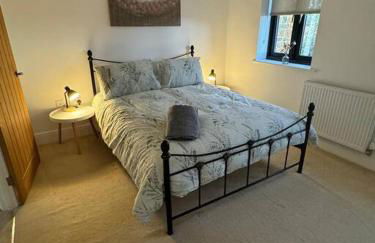 Church Court 2 Bed 55 Inch SKY TV Northampton Parking Contractor Accommodation - Photo 14