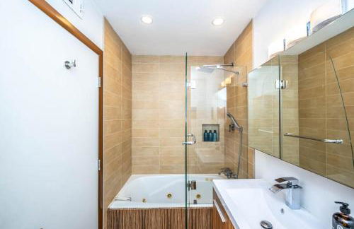 Luxury 3BR with Cabana Oasis Pool & Style - Foto 18