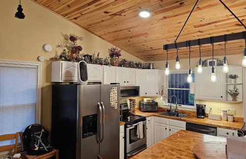 Lazy Basye Shenandoah Cabin with Hot Tub, Sleeps 10 - Foto 46