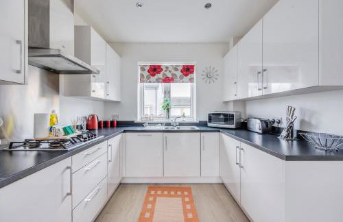 Detached 4 Bedroom 2 Bathroom House - Driveway Parking, Fast WiFi and Smart TV by Yoko Property - Foto 21