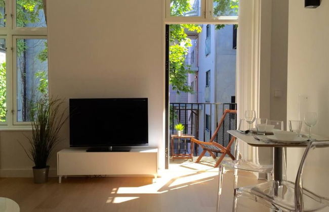 StayPlus Central Apt Balcony - Photo 7