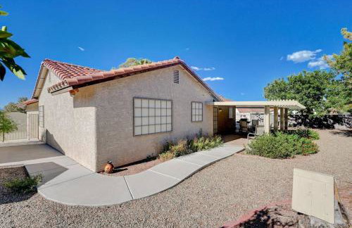 Cozy Getaway with King Bed, BBQ & Spacious Backyard - Photo 31