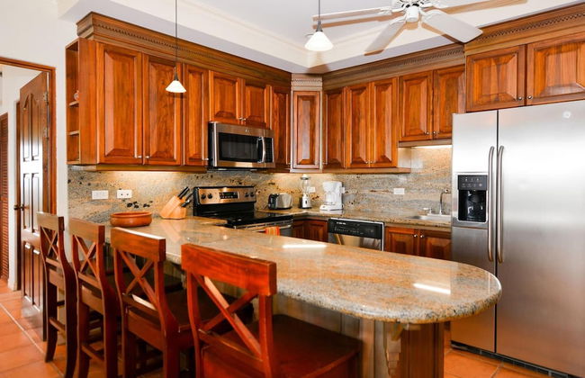 Elegant 3BR Beachfront Condo with Spacious Interior, Ocean-View Terrace & Direct Access to Playa Flamingo - Photo 10