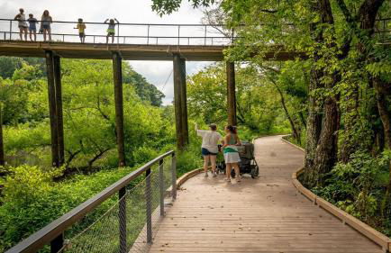 Modern Luxe Family & Groups Friendly Bungalow with Patio & Workspace - Foto 49