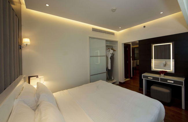 Number One Tower Suites - Photo 28