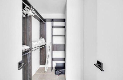 Stylish Studio and Den Across from Bayside Miami - Foto 15