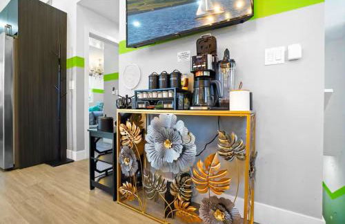 C- Vibrant and Glam NoHo Pad near U-Studios and H-Sign - Foto 5