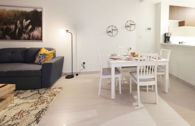 Luxury StayCation - Spacious Apartment Amidst Lush Green Parks - Photo 16