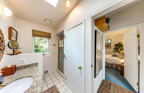 Waterfront Gem with 2 Patios on Camano Island - Foto 14