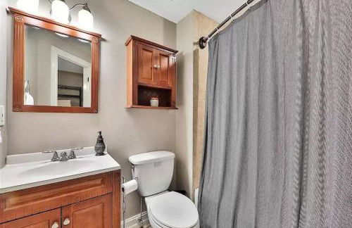 Spacious renovated 4br downtown home w firepit sleeps 8+ - Photo 18