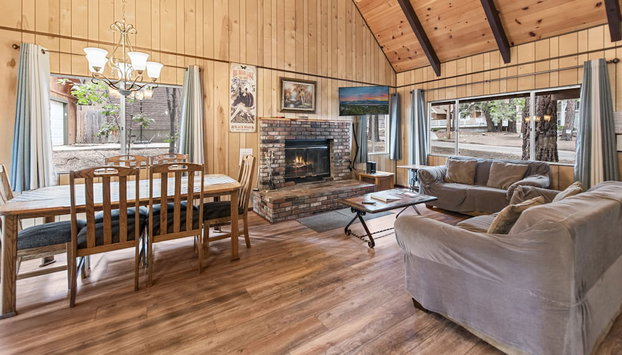 Bear Crossing - Walk to Snow Summit! Visit this charming mountain home compete with foosball table - Foto 2, Imagen principal