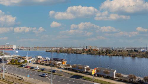 Stylish Apartment with River View and Desk for Remote Work in Szczecin by Noclegi Renters - Foto 3