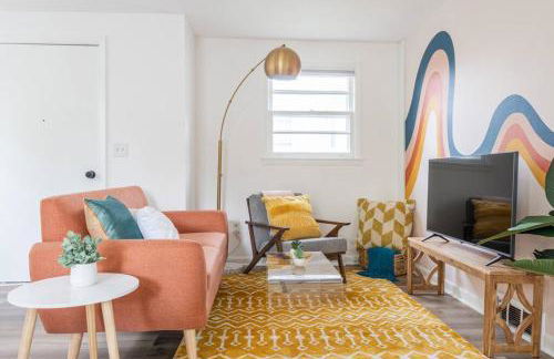 Retro Retreat: 1br home w/ WFH desk, livingroom, and fire pit - Foto 37