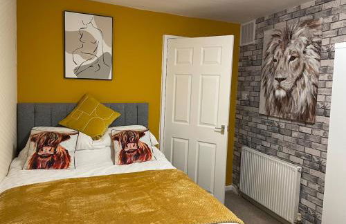 Spacious two bedroom flat, entire property - Photo 18