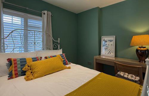 Historic Hampshire Cottage with Private Putting Green - Photo 32