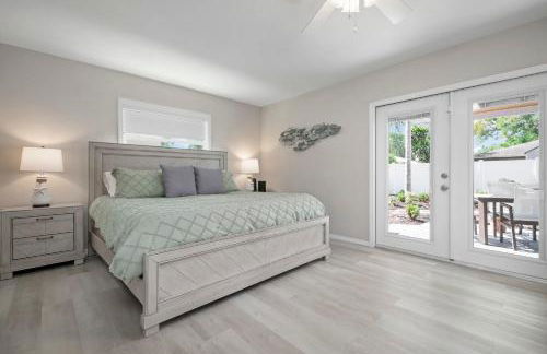 Serenity by the Sea! Cozy pool home with putting green & fire pit! - Foto 23