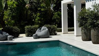 Marbella Bliss - Dream Luxury 4-Bedroom VILLA with Exclisive HEATED Private POOL & Jacuzzi, Tropical Garden, Marbesa - Steps from the Cabopino Beach - Foto 2