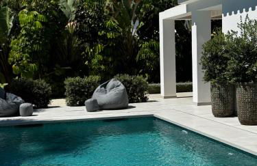 Marbella Bliss - Dream Luxury 4-Bedroom VILLA with Exclisive HEATED Private POOL & Jacuzzi, Tropical Garden, Marbesa - Steps from the Cabopino Beach - Foto 2