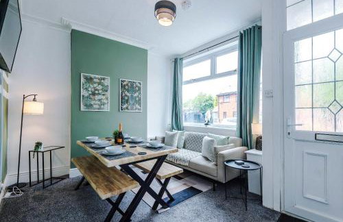 Spacious 3 Bed in Manchester by 53 Degrees Property, Perfect for Group Stays, Sleeps 8 with Free Parking! - Foto 3