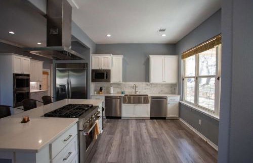 Lakefront 6BR Retreat w Dock & Game Room - Foto 6