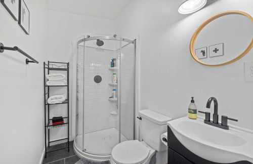 Cozy 3BR Retreat in Downtown Bethlehem - Hot Tub, Trails, Near Ski & Hike - Photo 9