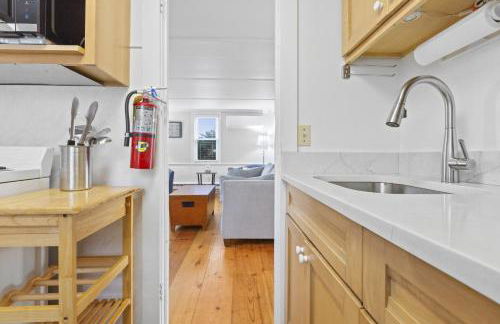 North Truro Beachfront Cottage with Cozy Backyard - Foto 8