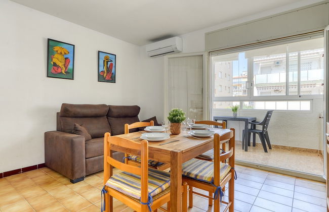 Apartment in Rosas Near Platja de Sta Margarida - Photo 8