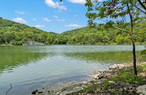 Secluded-Pvt Hot Tub-Free Daily Tickets-Walk to Table Rock Lake - Foto 1