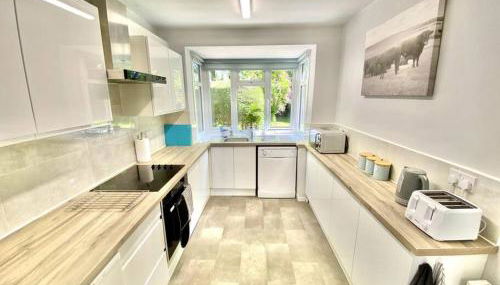 EasyRest - Spacious Detached House - 10 Beds - 5 Bedrooms - 4 Bathrooms - Secure Parking 5 Vehicles - Excellent Road Links - Perfect for Contractors & Large Groups - Foto 4