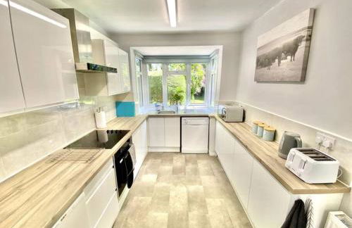 EasyRest - Spacious Detached House - 10 Beds - 5 Bedrooms - 4 Bathrooms - Secure Parking 5 Vehicles - Excellent Road Links - Perfect for Contractors & Large Groups - Foto 4