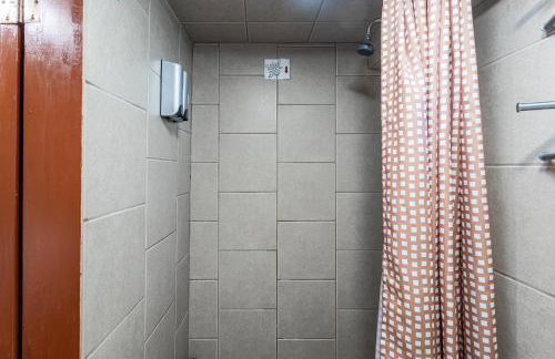 Best EWR Airport Studio-Hot Tub-Free Parking - Foto 33