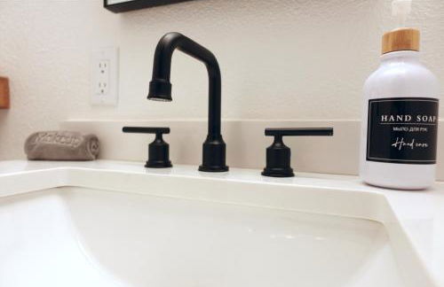 Stunning Waterfront 3BR Retreat - Perfect Getaway - Foto 28