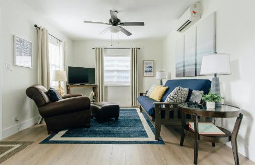 New & Blue - 2 blocks to the beach - Photo 2